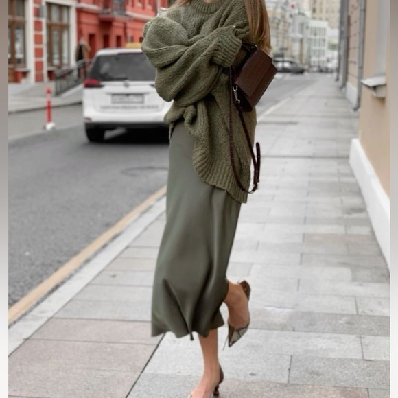 VINTAGE JONES NEW YORK Silk Olive Green Skirt. WAIST-16". Length-28". - Picture 1 of 3